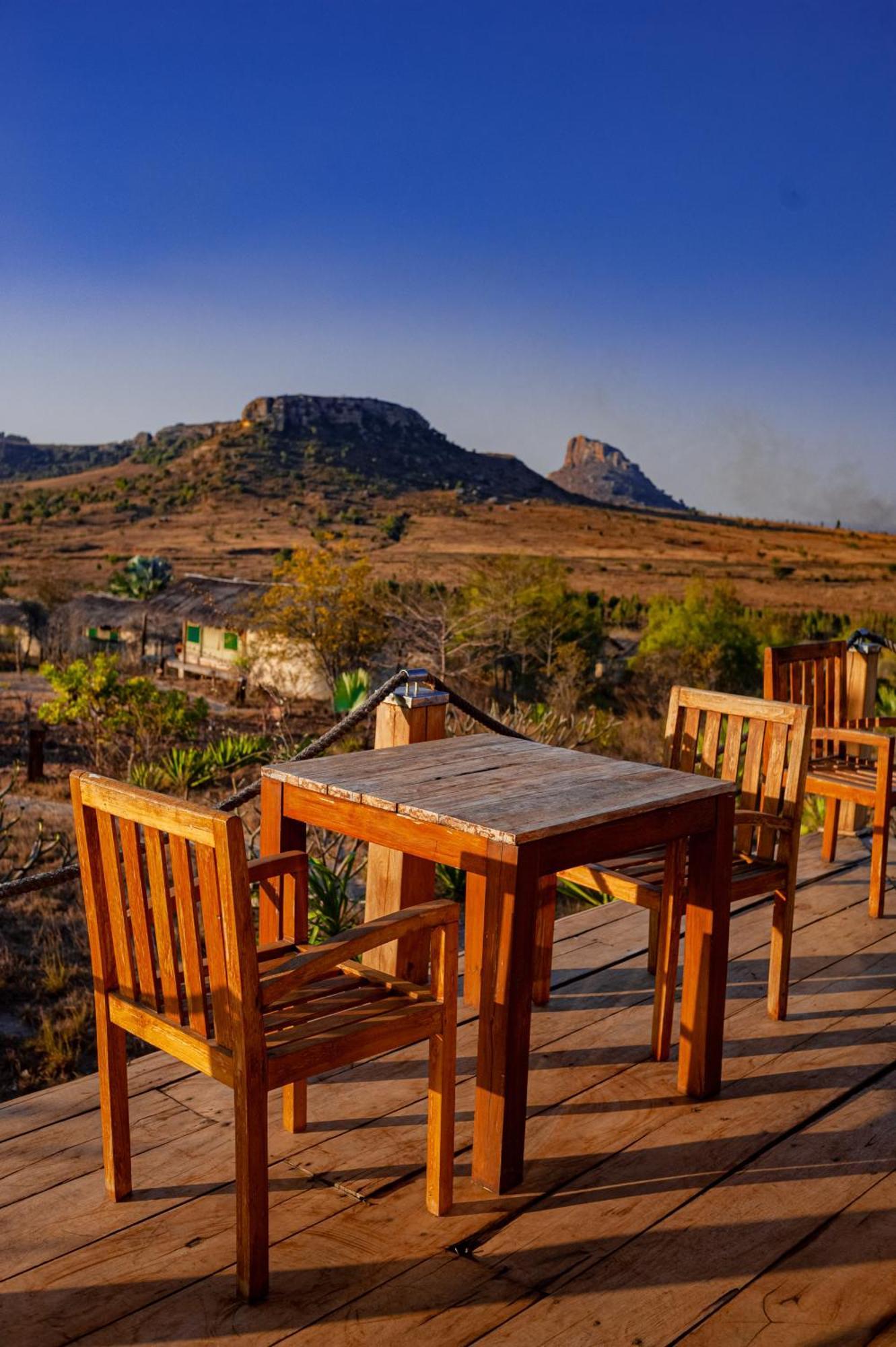 Satrana Lodge Ranohira Extérieur photo