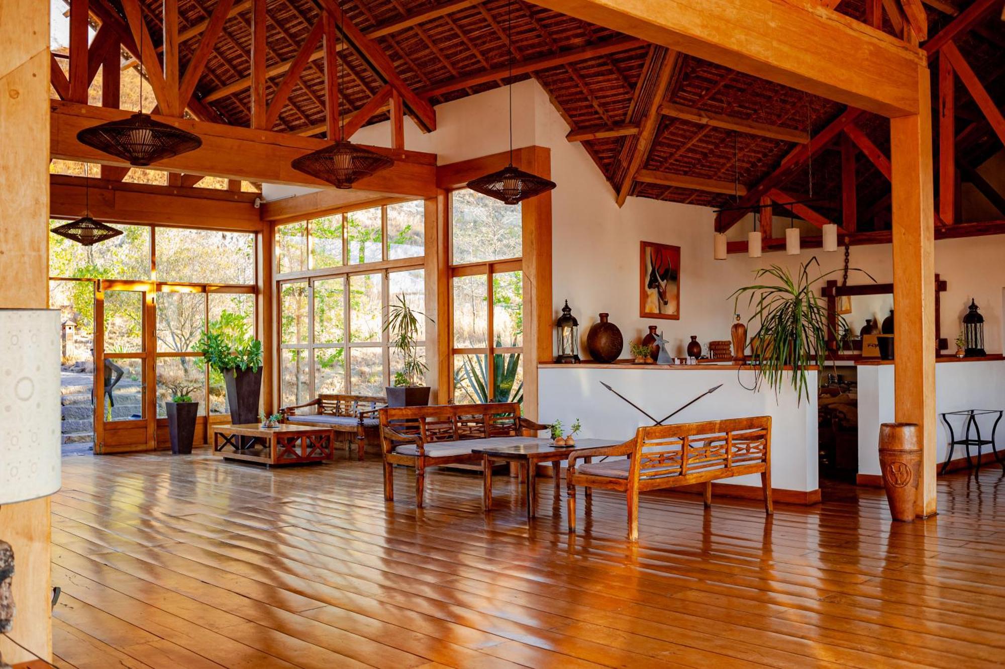 Satrana Lodge Ranohira Extérieur photo